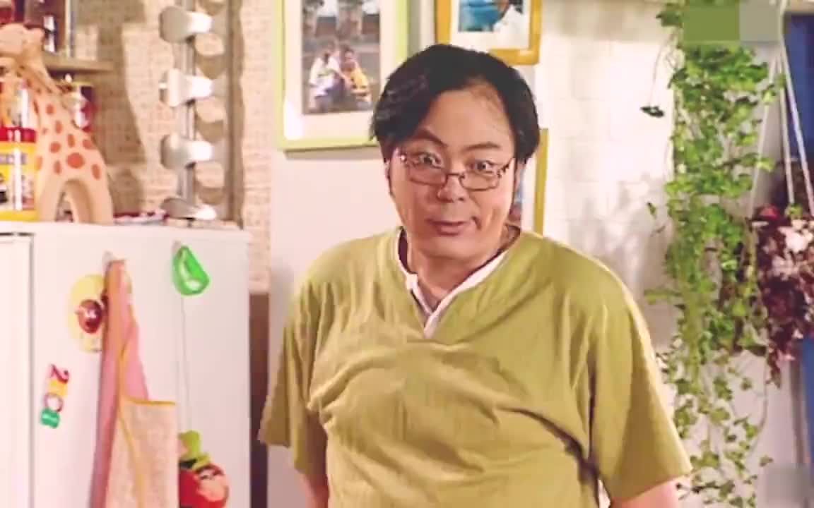 夏东海被刘星带着遛弯,他被大雨淋得感冒了,把刘梅给担心坏了!