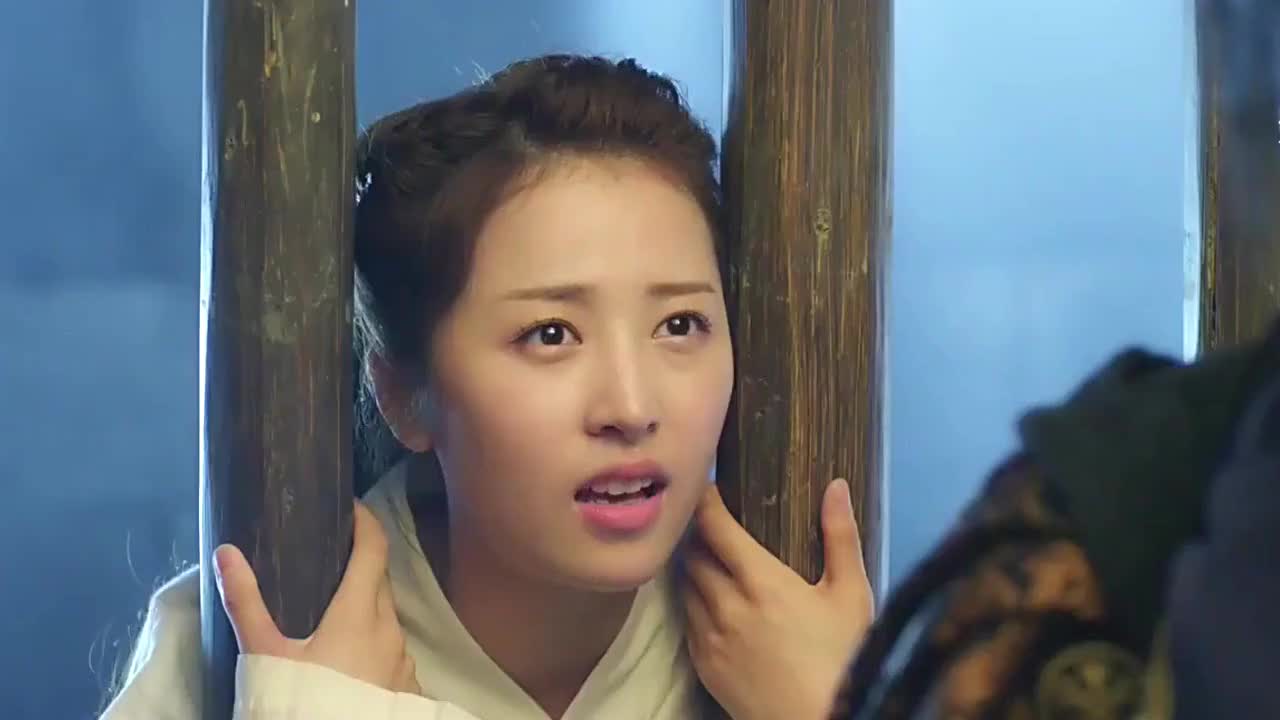 女子穿越到古代,竟女扮男装买小黄书,还被美男子看上!