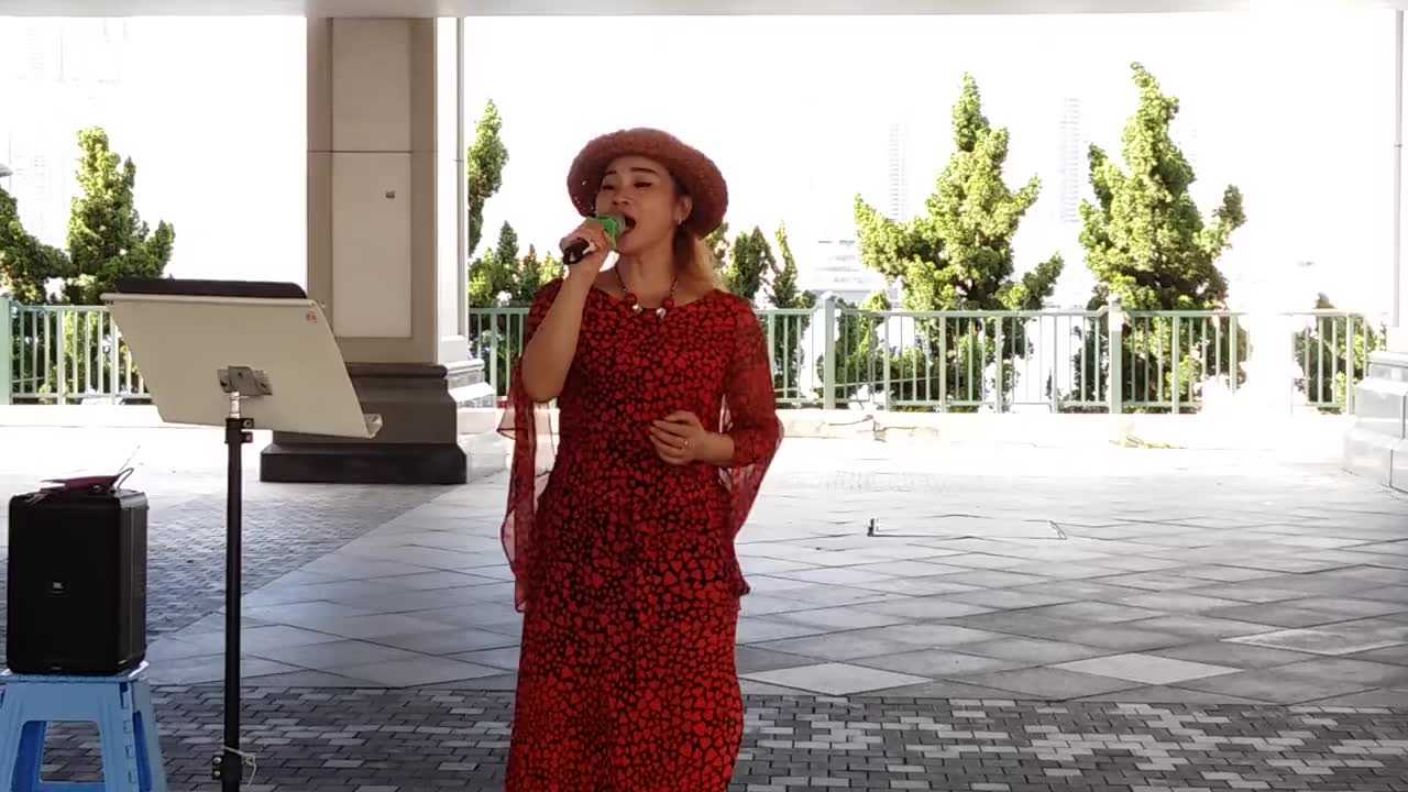 街头艺人小红姐妹合唱《亲爱的你在那里》歌声好听极了