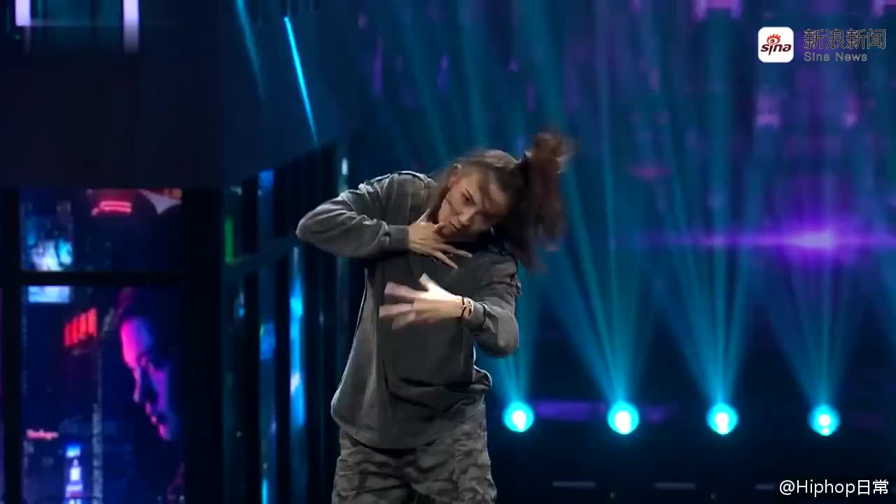 本期《蒙面舞王》,@李菲儿love 一身帅气西装酷飒出场