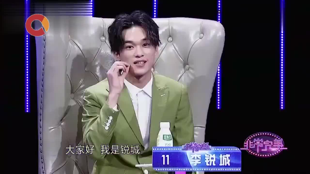 美女编辑惊艳亮相,男嘉宾眼睛看直了,五官精致神似洋娃娃!