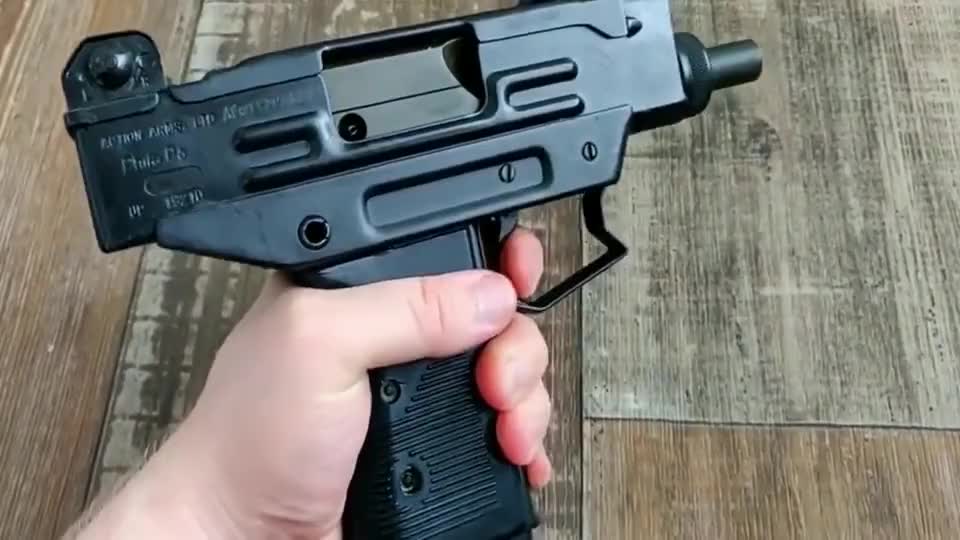 短小精悍的tec-9冲锋枪,发射9mm口径弹药,结构简单可靠