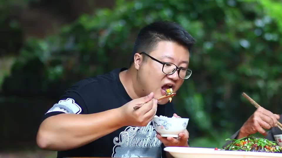 好好吃饭了, 美女小贝吃鱼肉夹馍,炸鱼排,鱼肉米线