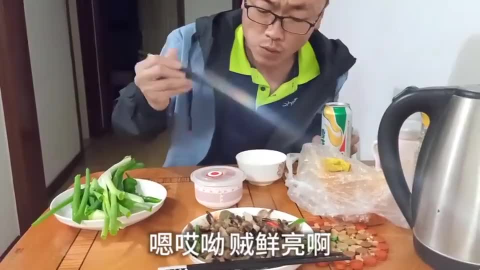 蘑菇屯老兄弟来石光荣家吃饭,石光荣只能看着都不敢下筷子