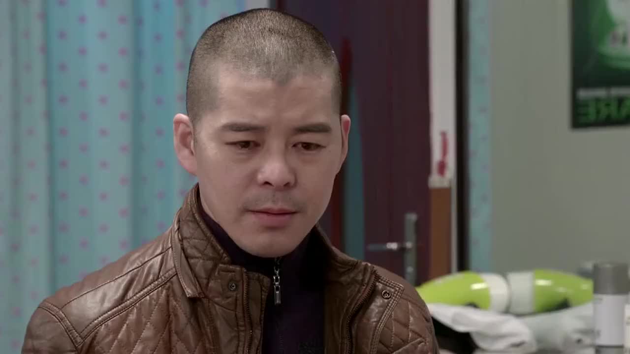 李大国耍心眼,想和香秀一块睡,竟故意扔东西吓唬香秀可真行