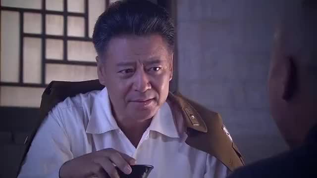 小伙和梁飞虎喝酒,喝完后二人互相诉苦,父子变成了兄弟