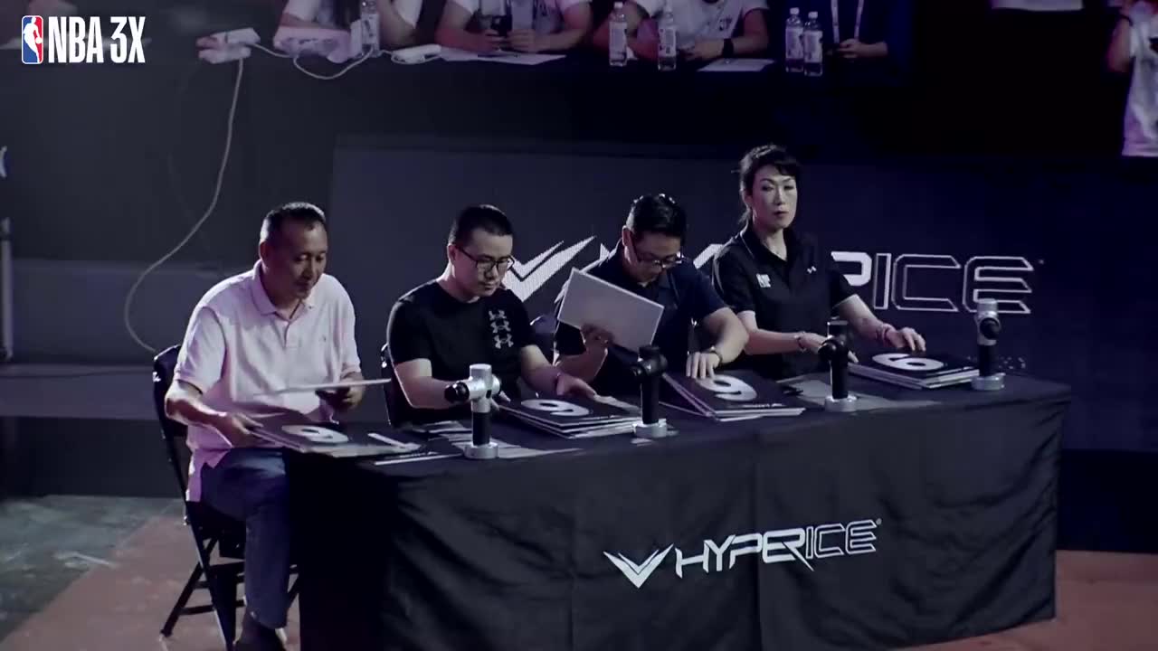 tristan jass在雄鹿的球场中用弹力平台玩起了花式扣篮!