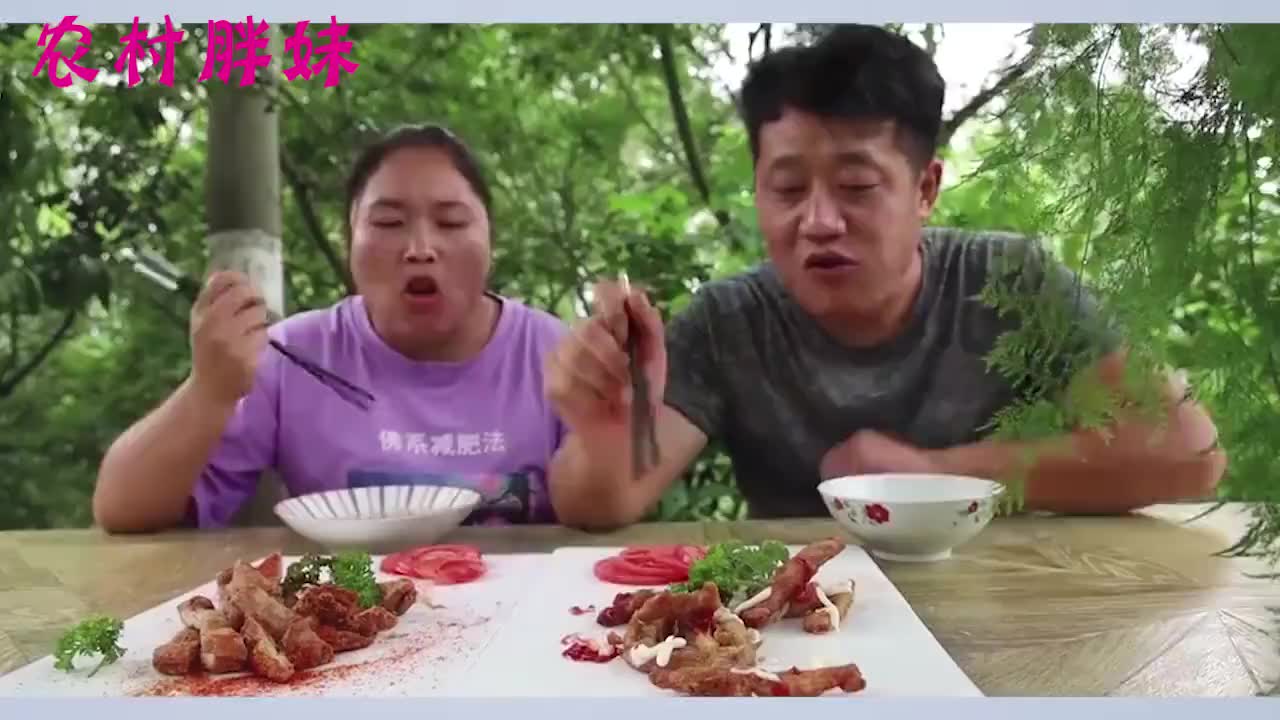 胖妹嫌天热使唤大洋买鱼肉,大洋穿裤衩上街,胖妹直呼没眼看