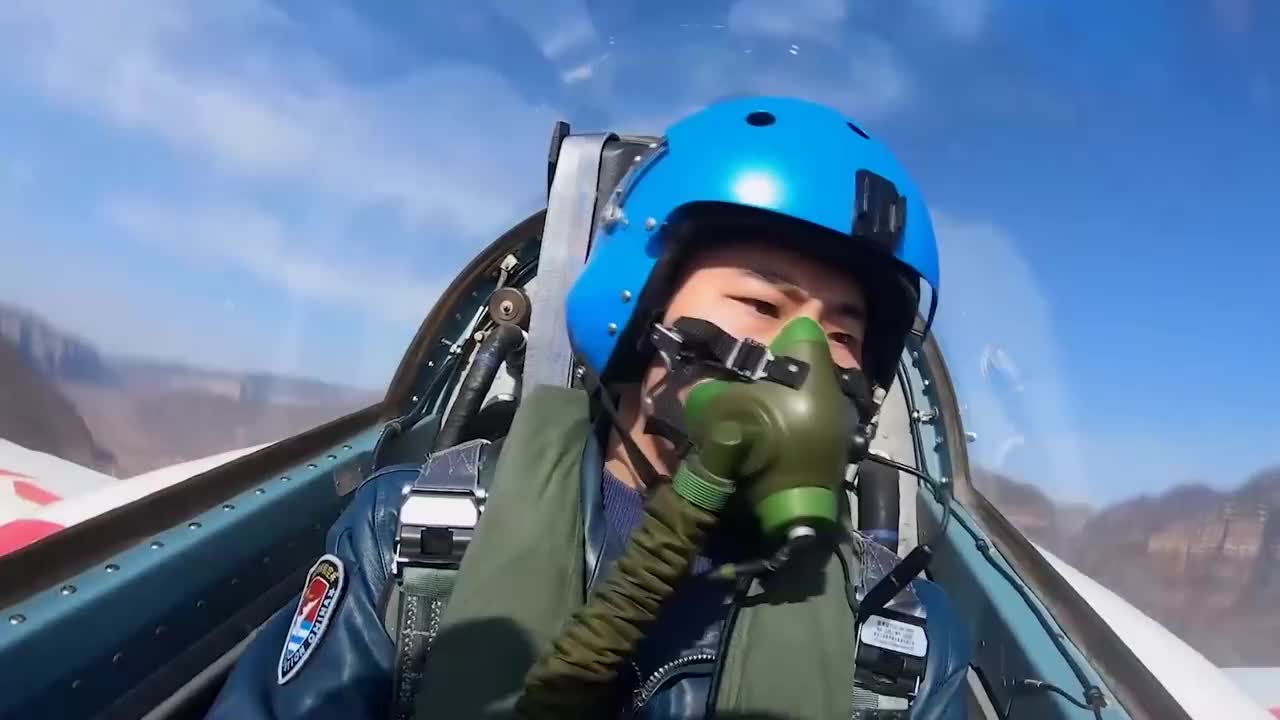 海军航空兵某旅一批新飞行员顺利完成海上超低空科目放单飞训练!