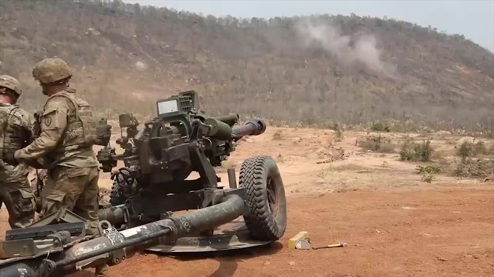 美国陆军m119a3榴弹炮直接射击练习