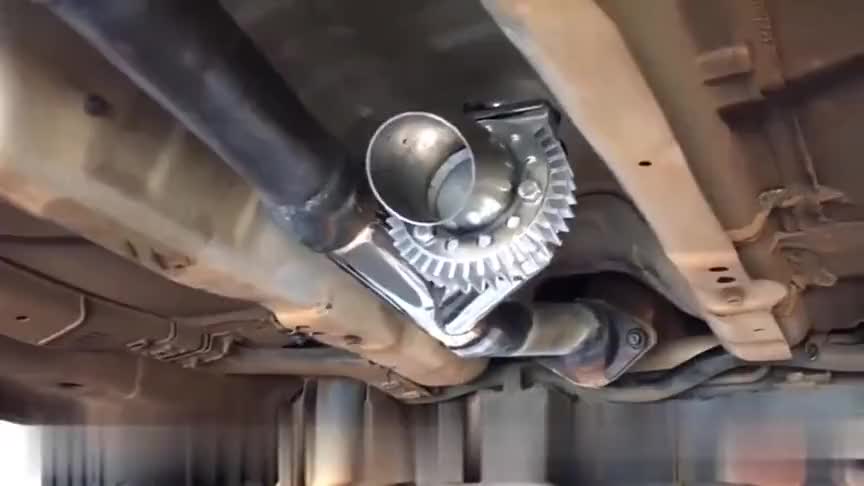 牛人脑洞大开给小车安装可控排气管,瞬间就变成了跑声浪