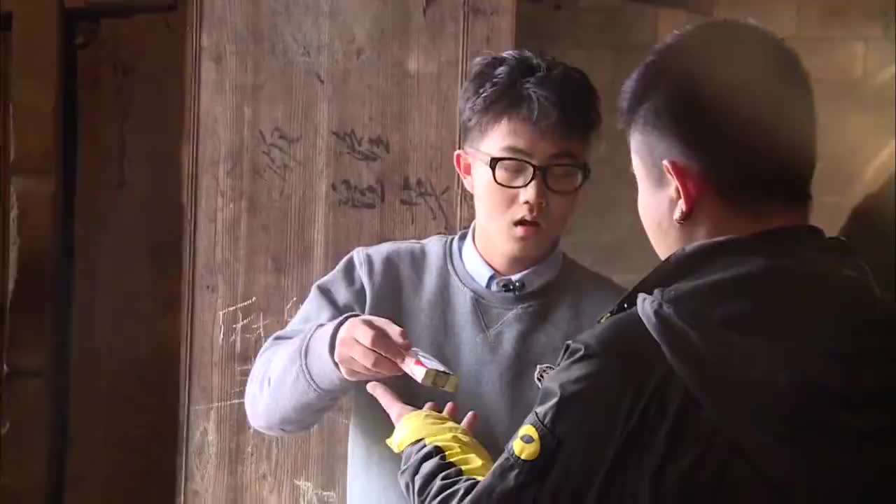 变形计:导演组要收烟,遭代欣桂羞辱,把烟全部扔在地上