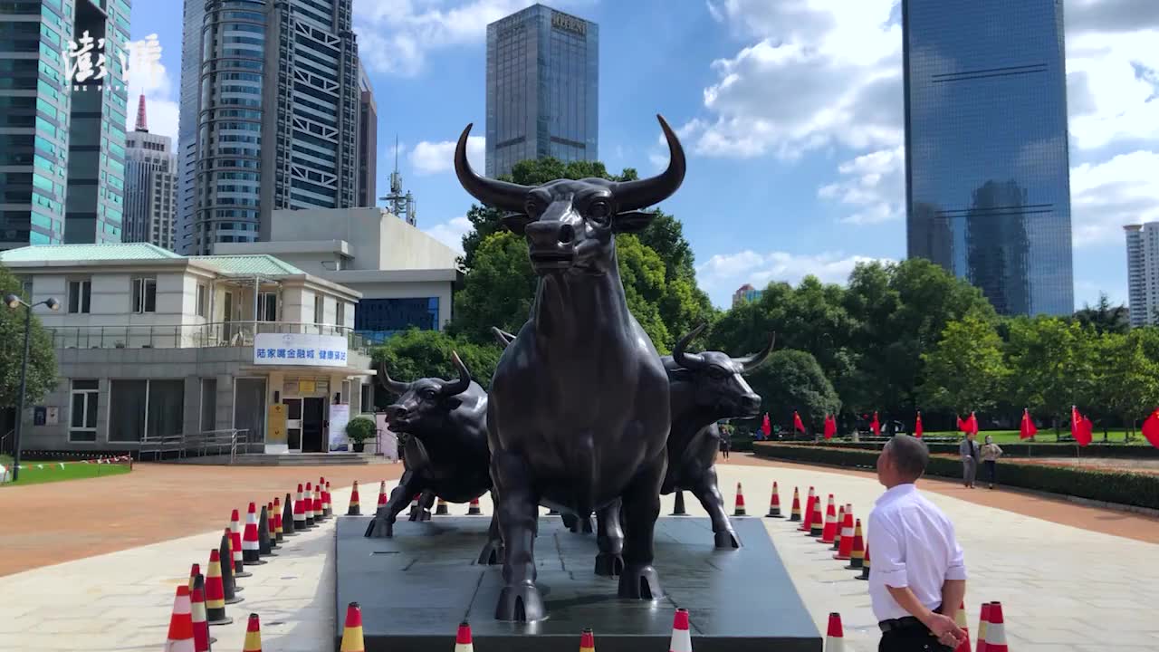上海陆家嘴来了三头"前进"牛