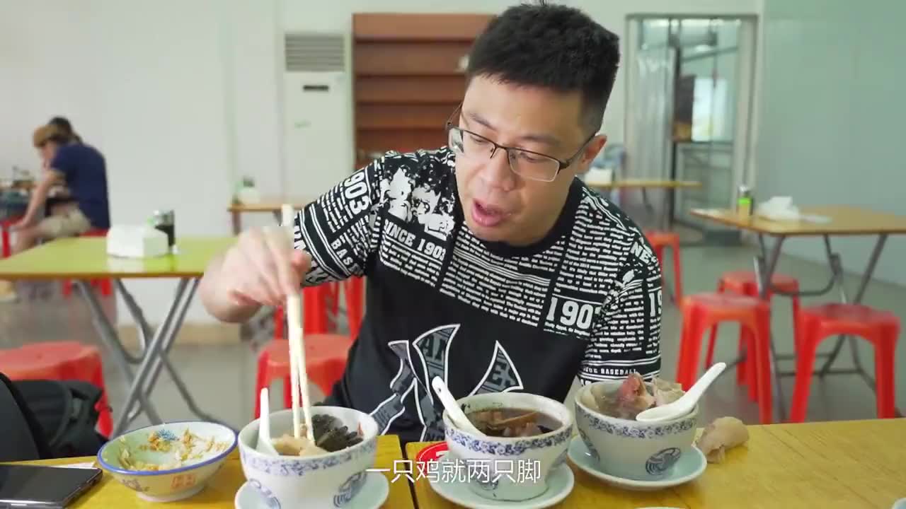 超小厨炒八爪鱼当午饭,一人吃三斤大白饭,小杨直呼小厨吃太浪费
