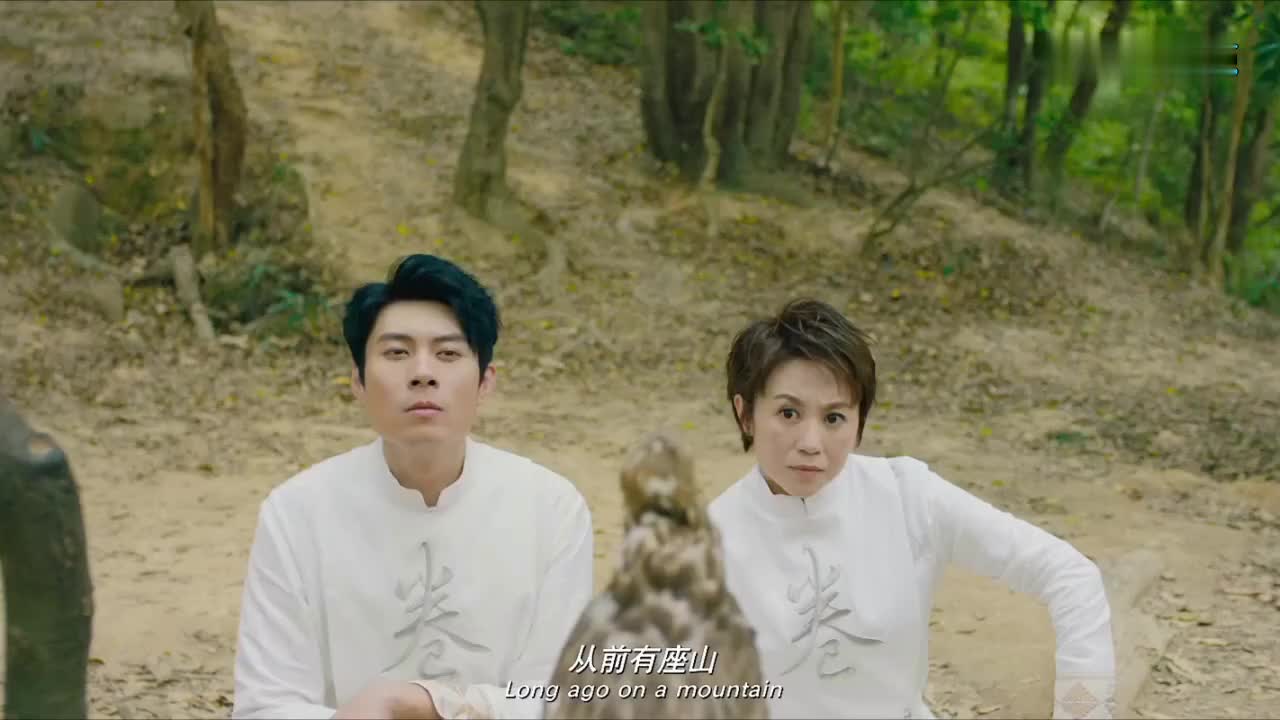 羞羞的铁拳:两人熬鹰修炼耐力,让老鹰不睡觉,最后竟把鹰熬死了