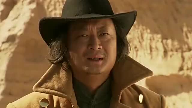 男子心理素质过硬啊,被这么多土匪拿枪指着说话依然霸气侧漏!