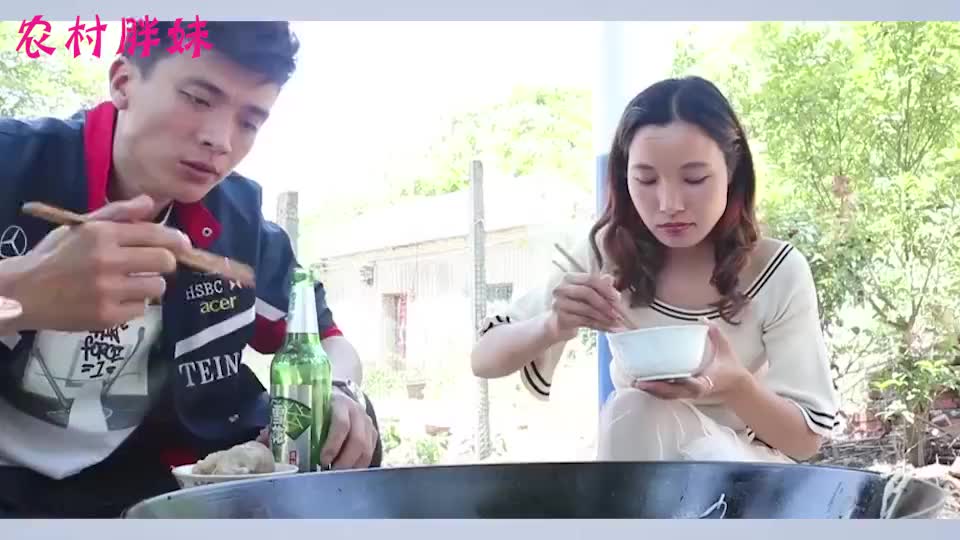 胖妹嫌天热使唤大洋买鱼肉,大洋穿裤衩上街,胖妹直呼没眼看