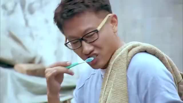 邻居也疯狂:小伙子叫老头李叔,结果老头不愿意竟让叫李哥