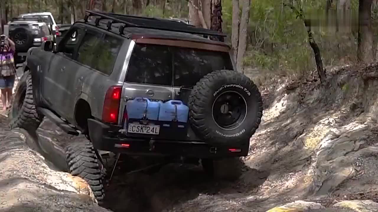 五菱宏光山路玩越野5秒后你们憋着别笑