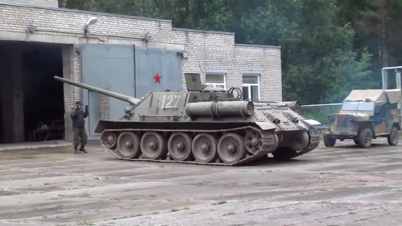 su-100是su-85 坦克歼击车的衍生型号,底盘取自一部分su-85