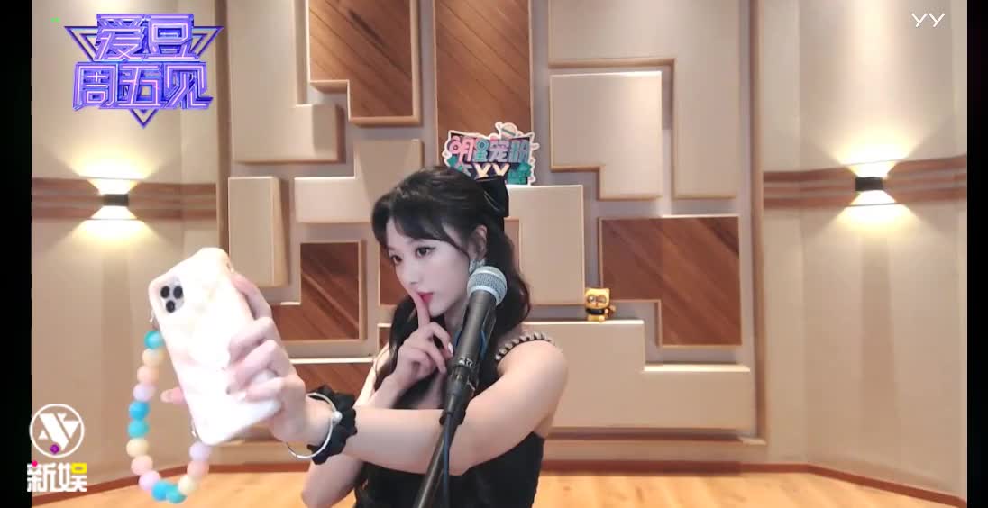 昨晚the9的成员孔雪儿做直播被主持人问平时化不化妆结果孔雪儿来了