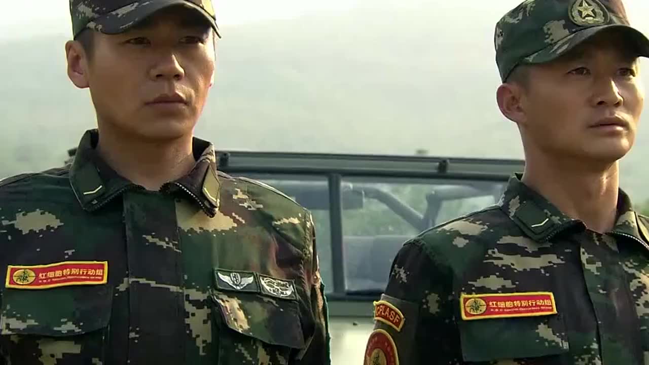 何晨光破格提拔中尉军衔,不料一旁王艳兵脸色凝重了,结果太逗了