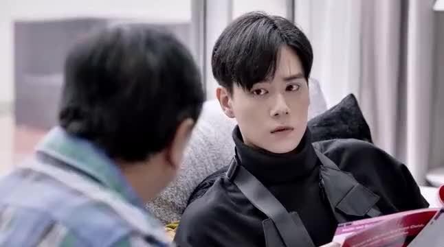 韩商言和吴白此刻的心情被这个小动作给表露出来,你发现了吗?