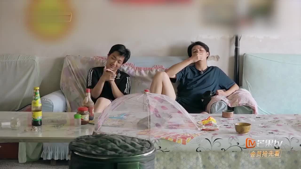 变形计:胡嘉豪听到有车来了,激动的拖鞋都跑丢了