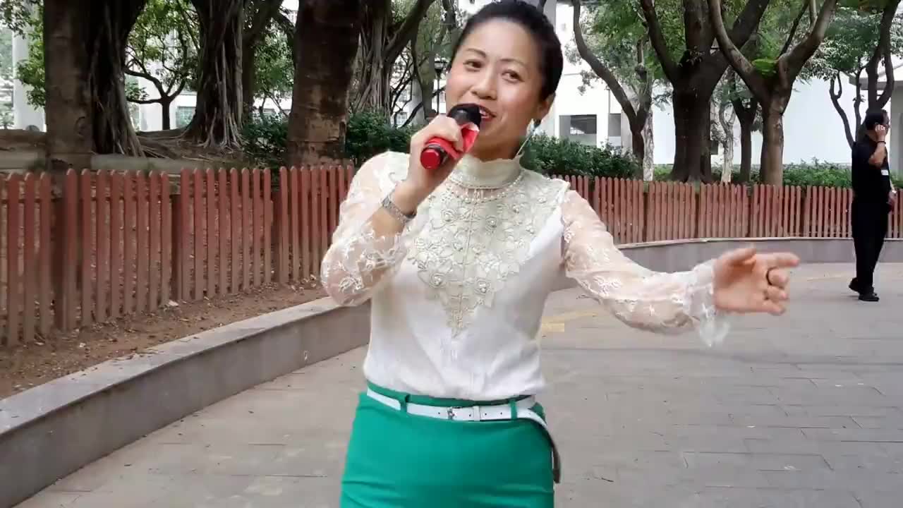 街头艺人小红演唱一首民歌小背篓好听至极