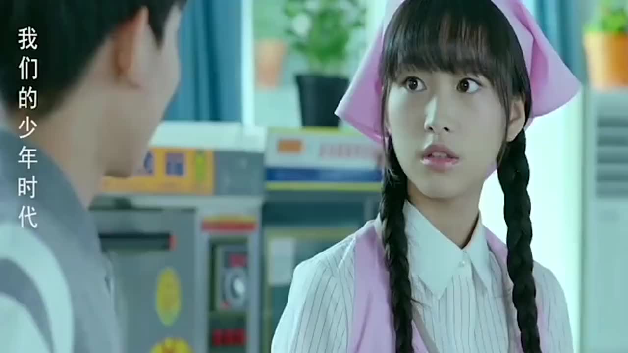 看见邬童被女生围观,班小松出馊主意,把邬童圈起来看一次十块钱