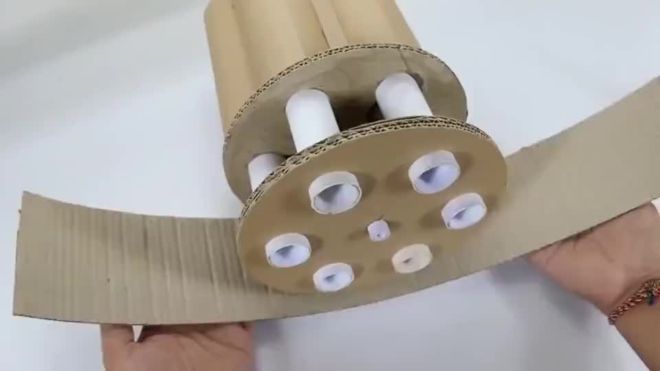 家里纸箱别卖钱了,拿来做硬纸板榴弹枪吧,超帅的