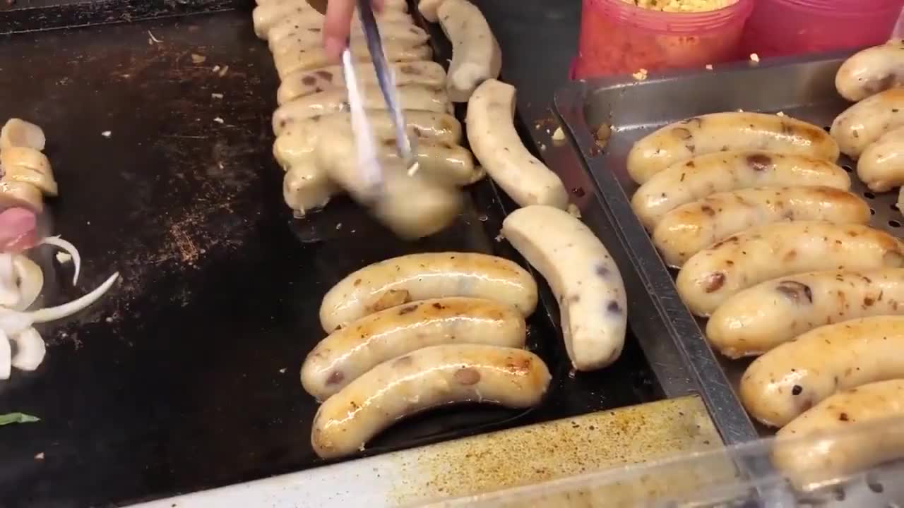 炒菜哥甩锅狂舞成工地最靓的仔缓解民工的劳累传递正能量