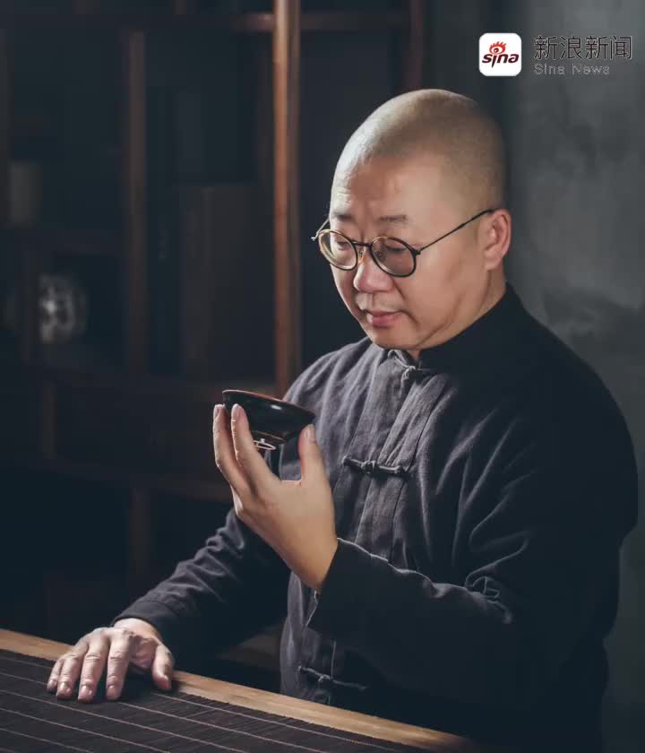 著名残疾人书画家陈伟强在"致匠心·爱心在身边"现场创作!