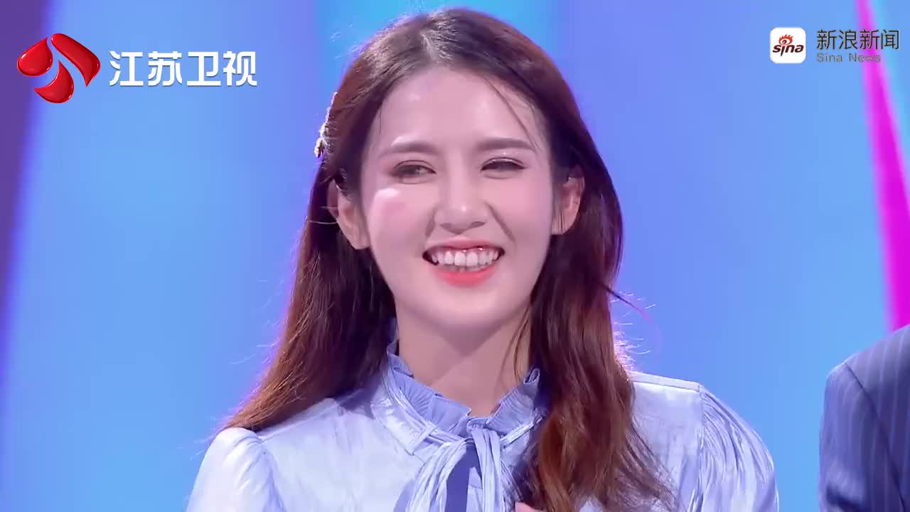 哇,男嘉宾和张露文坐在一起真的是特别般配呢