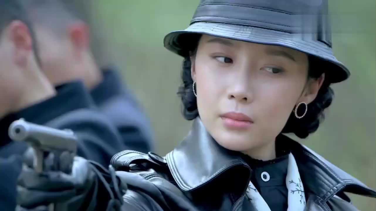 女特工假意投靠鬼子,表彰会上用暗语给八路传情报