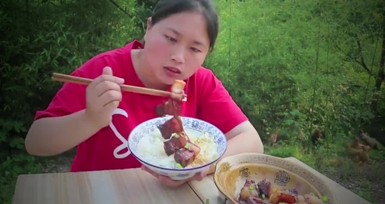 大洋干完活回家胖妹卤肘子啃成小花猫大洋直呼胖子变可爱啦