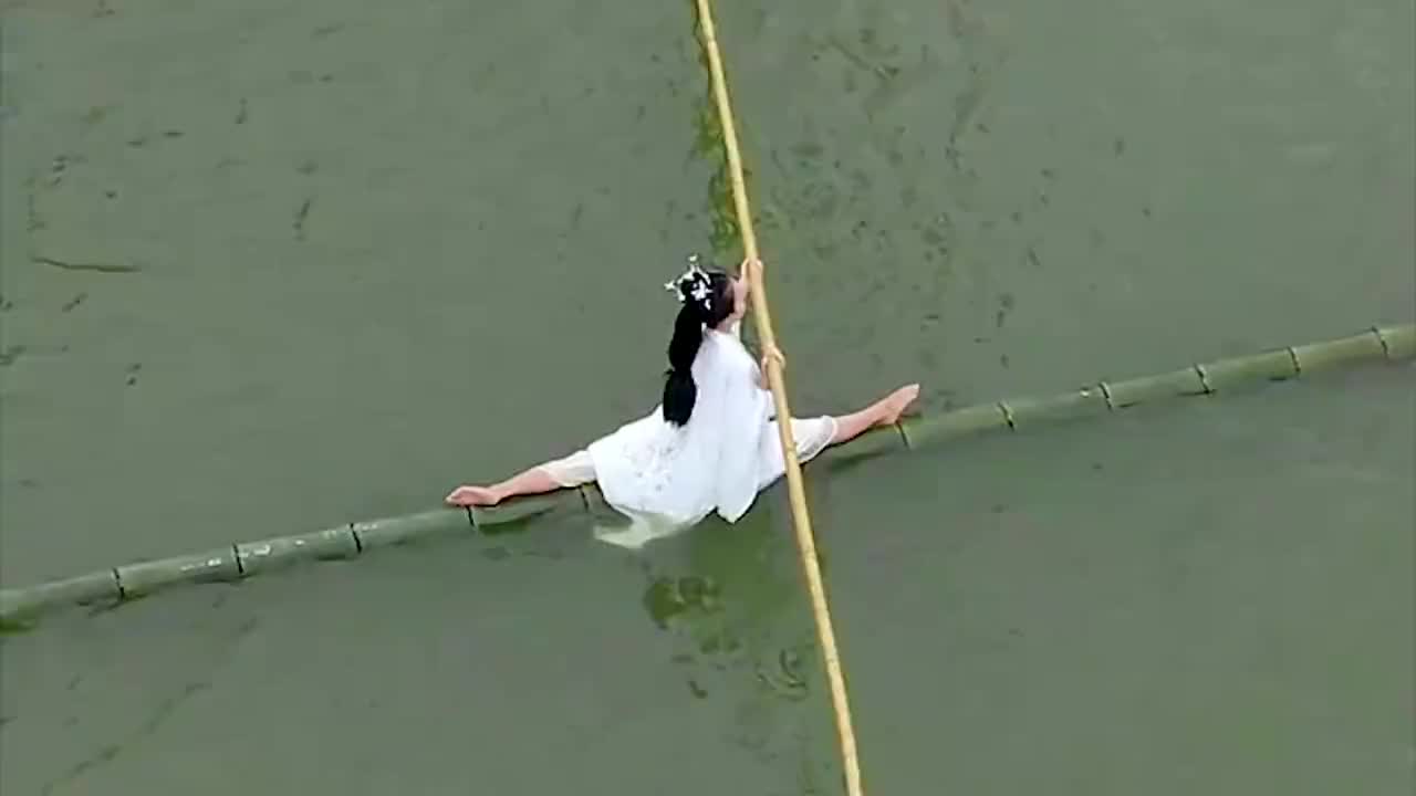 汉服小姐姐街头大秀一字马,秀出唯美新高度!