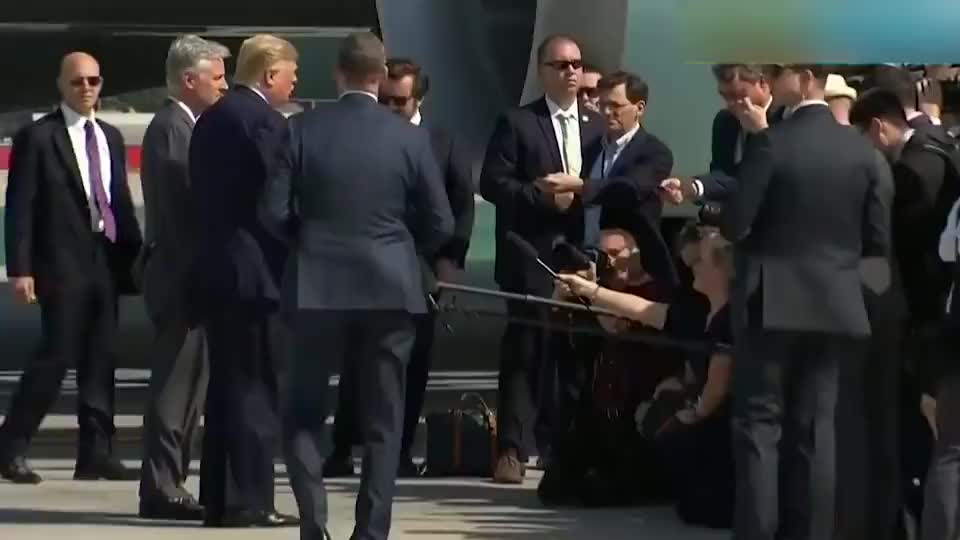 见识下美国总统的保镖团队,走到哪跟到哪,时刻观察人群的动向!