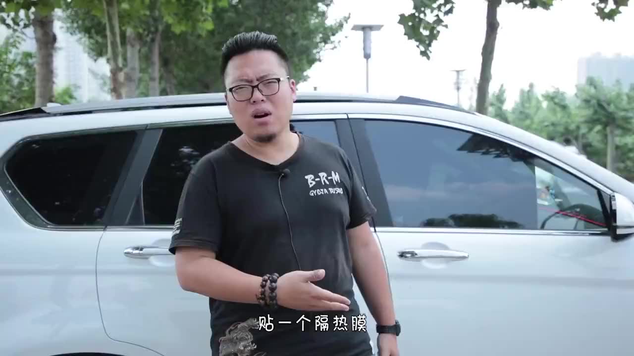 女富豪4s店买车,结果小哥一句称呼瞬间急了,明明保养这么年轻