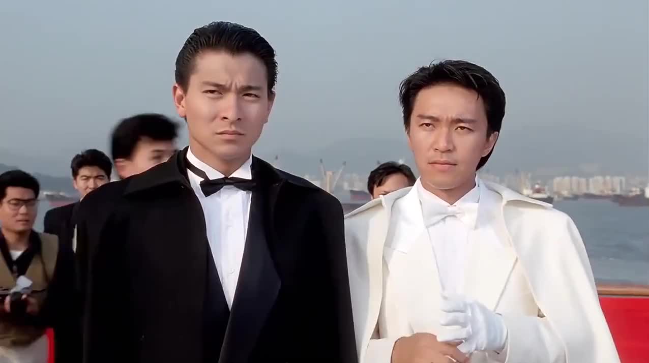 赌侠:华仔倒酒不慎惹怒姑娘,原来是星爷在暗中施法,全程太搞笑