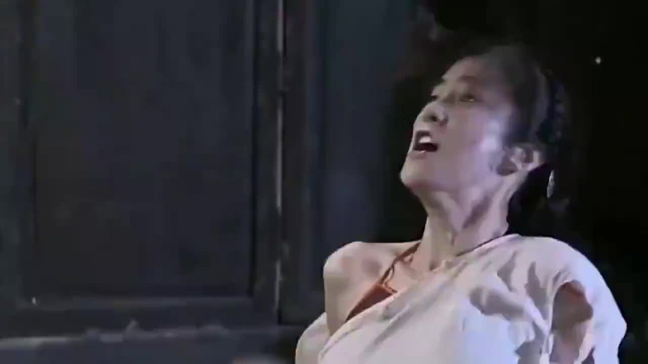 姑娘被鬼子逼到无路可逃,在关键时刻,幸好游击队出手解围