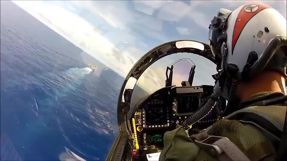 f18战斗机太平洋上航母降落刹车,驾驶舱第一视角,太精彩了