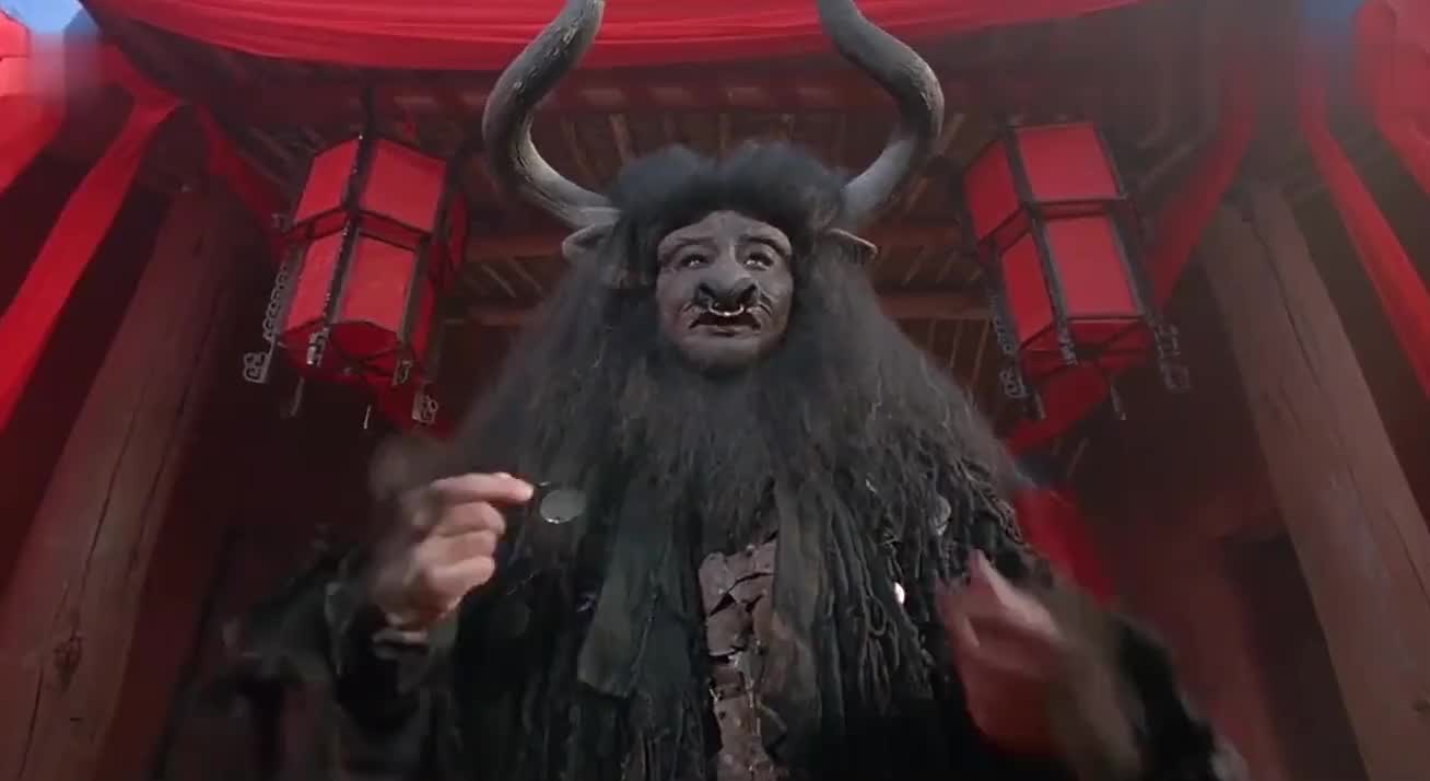 黑山老妖要吃掉至尊宝,牛魔王赶到了把他给打跑了