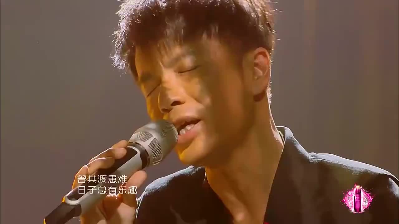 谭咏麟和李克勤演唱的《友情岁月》,现场版真好听!