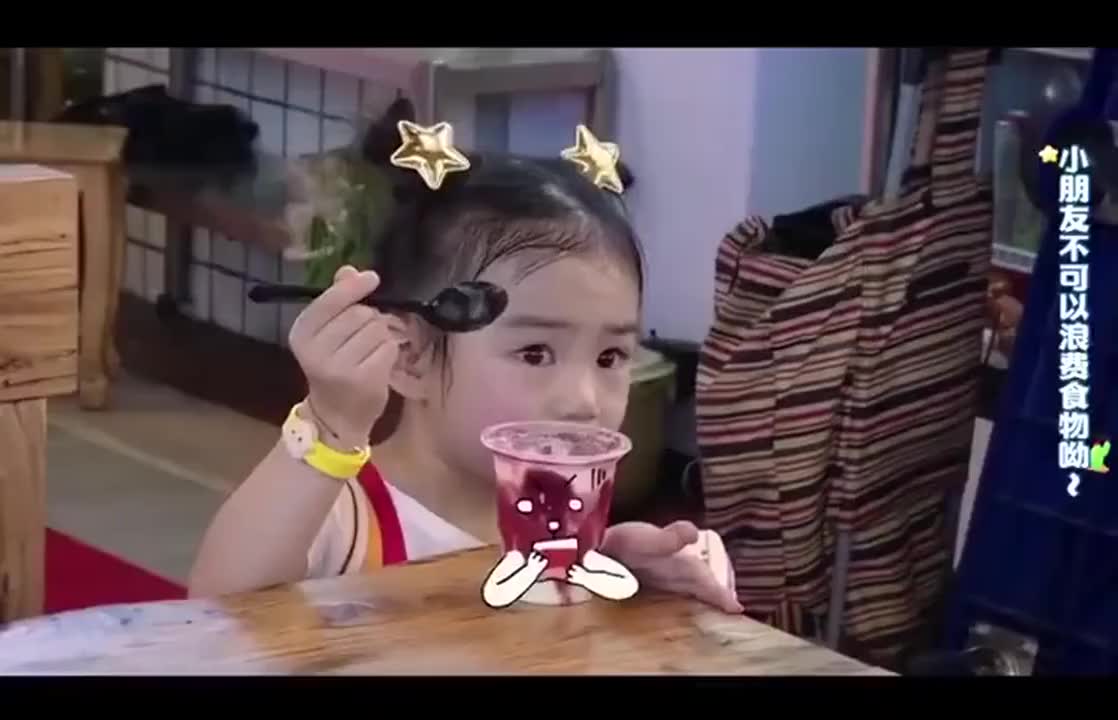 lucky和小九去买冰激凌两人认真探讨交流味道,孩子的世界就是单纯