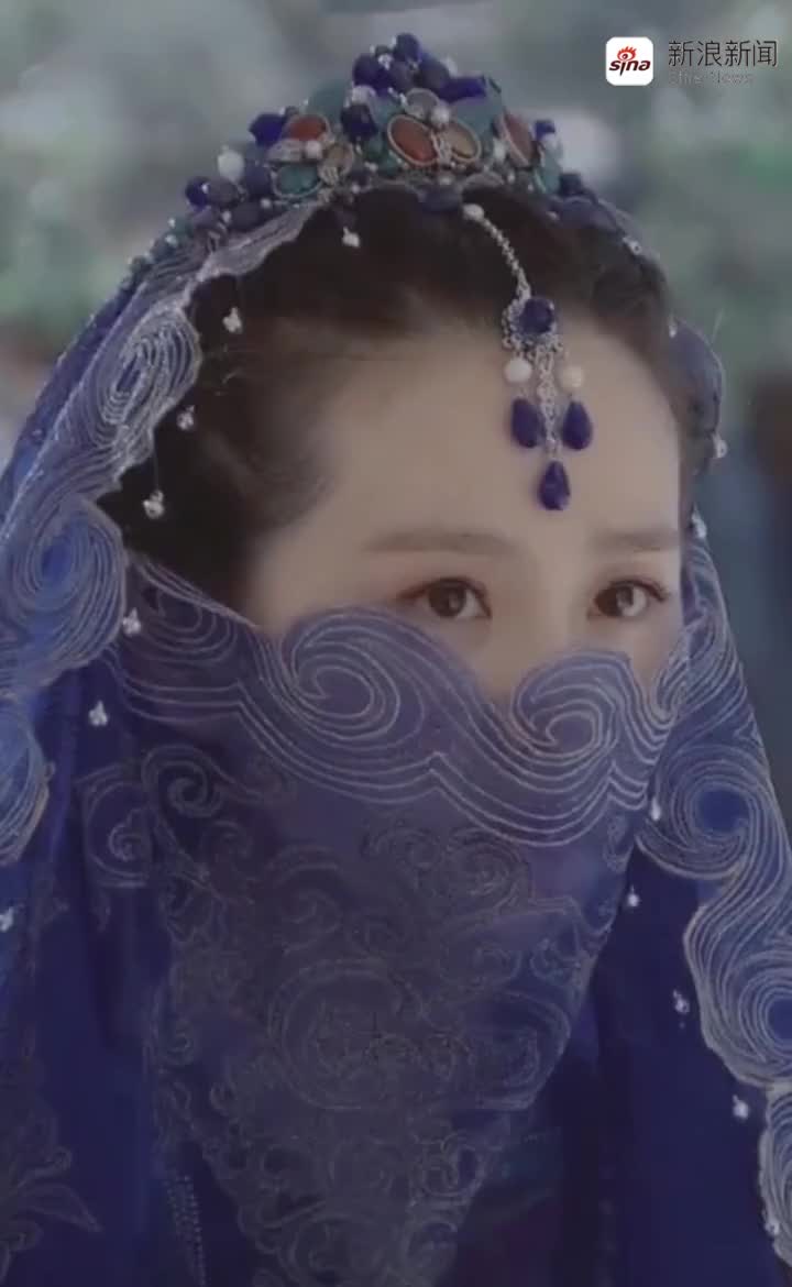 刘诗诗在风中奇缘的沙漠里的那套蓝色造型永远是我心里的no.1