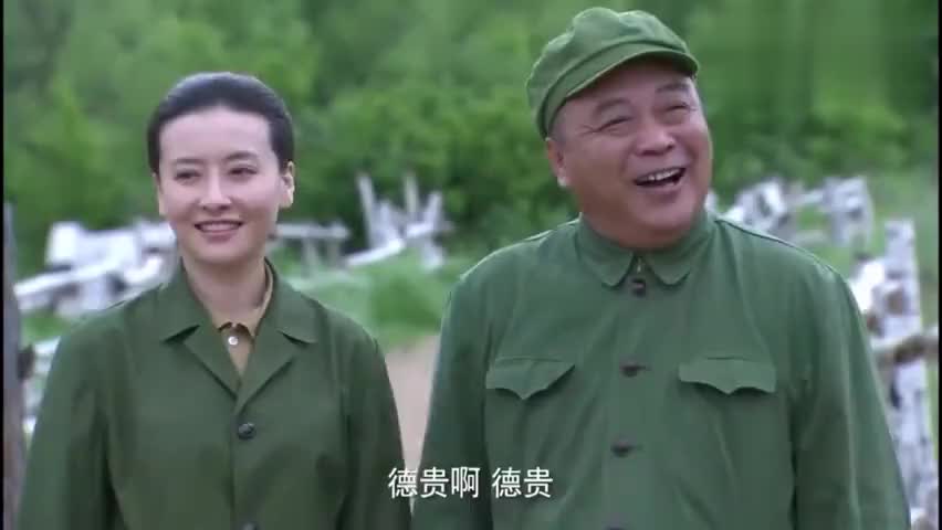 养父的花样年华:德贵还没来得及收拾,钱芳就进门了,太尴尬了