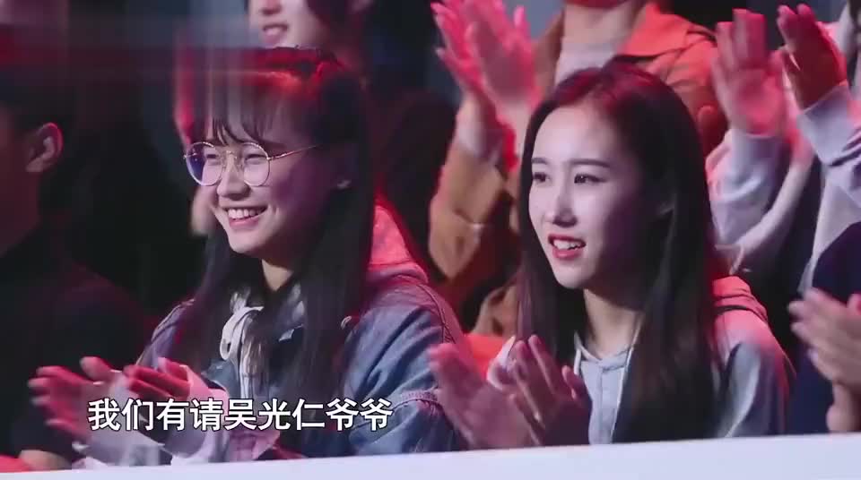 挑战不可能:小女孩攀岩充满毅力,她的努力让在场观众都心疼