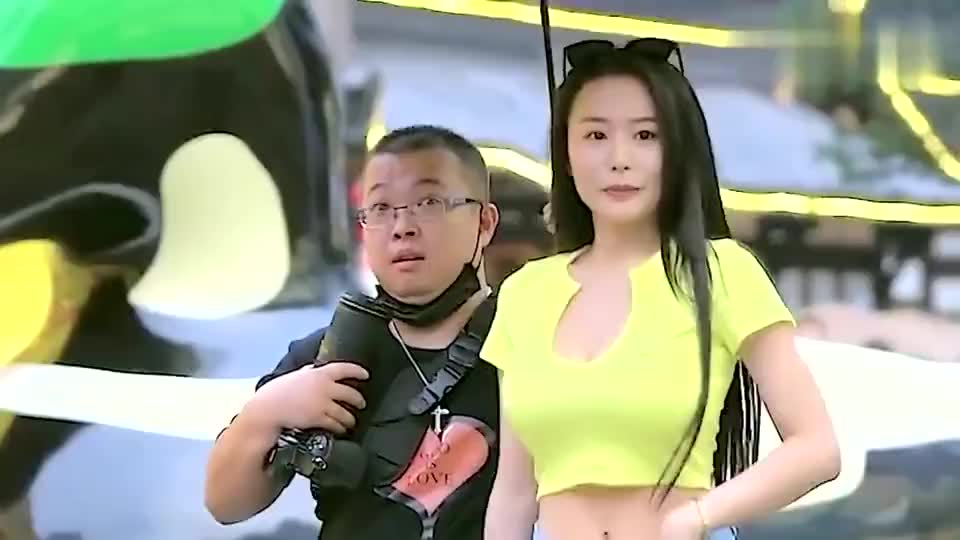 昨日太古里,炸街的好身材美女网红吃糖吐泡泡,时尚穿搭个人集