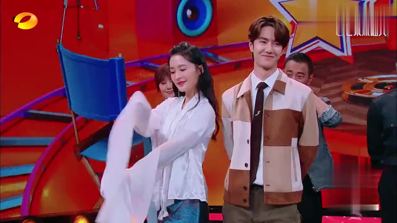 江苏卫视超级夜李沁搭档李云迪演唱化身孤岛的鲸